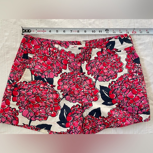 Vineyard Vines floral shorts - Picture 4 of 6